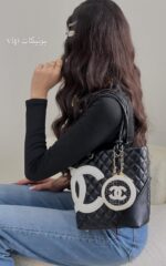 ⁦CHANEL Medium Cambon Line Tote Bag – Leather Black with White CC⁩ - الصورة ⁦5⁩