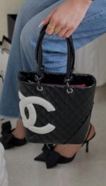 ⁦CHANEL Medium Cambon Line Tote Bag – Leather Black with White CC⁩ - الصورة ⁦2⁩