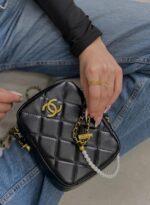 ⁦Chanel Quilted Shoulder Bag with Pearl Chain Strap⁩ - الصورة ⁦2⁩