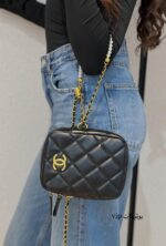 ⁦Chanel Quilted Shoulder Bag with Pearl Chain Strap⁩ - الصورة ⁦4⁩