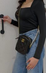 ⁦Chanel Quilted Shoulder Bag with Pearl Chain Strap⁩ - الصورة ⁦3⁩