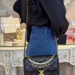 حقيبة شانيل كلاسيك صغيرة مزينة باللؤلؤ وسلسلة شعار CHANEL.
