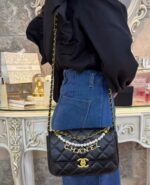 حقيبة شانيل كلاسيك صغيرة مزينة باللؤلؤ وسلسلة شعار CHANEL.