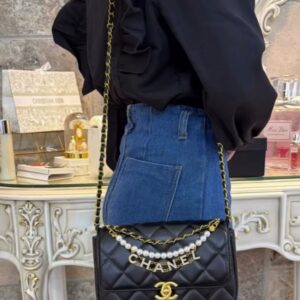 حقيبة شانيل كلاسيك صغيرة مزينة باللؤلؤ وسلسلة شعار CHANEL.