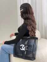 ⁦Beauty Mesh Tote Bag / Beach Pouch Bag Case – Black & Silver – Gift⁩ - الصورة ⁦4⁩