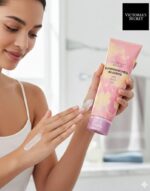 ⁦VICTORIA’S SECRET CREMA SUNDRENCHED BLOOMS 236ML⁩ - الصورة ⁦2⁩