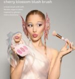 ⁦e.m. beauty x Wicked: For Good Cherry Blossom Blush Brush⁩ - الصورة ⁦2⁩