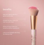 ⁦e.m. beauty x Wicked: For Good Cherry Blossom Blush Brush⁩ - الصورة ⁦3⁩