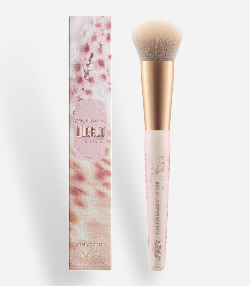 WhatsApp Image 2026-06-20 at 9.07.32 PM (2) e.m. beauty x Wicked: For Good Cherry Blossom Blush Brush - الصورة 1