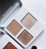 ⁦Glossier Monochromes Essential Eyeshadow Trio Palette⁩ - الصورة ⁦4⁩