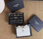 ⁦Chanel White Tweed Mini Bag with Versatile Chain Strap/Black⁩ - الصورة ⁦2⁩
