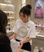 ⁦Dior White Crystal Logo T-Shirt⁩ - الصورة ⁦4⁩