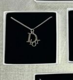 ⁦Dior Silver Logo Necklace⁩ - الصورة ⁦3⁩