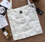 ⁦CHANEL Floral Embroidered Tote Bag – White⁩ - الصورة ⁦3⁩