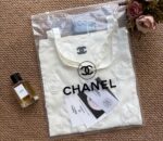 ⁦CHANEL Floral Embroidered Tote Bag – White⁩ - الصورة ⁦4⁩
