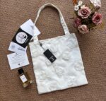 ⁦CHANEL Floral Embroidered Tote Bag – White⁩ - الصورة ⁦2⁩
