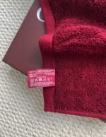 ⁦Gucci Beauty Cotton Face Towel – Burgundy⁩ - الصورة ⁦4⁩