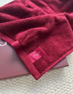 ⁦Gucci Beauty Cotton Face Towel – Burgundy⁩ - الصورة ⁦5⁩