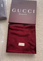 ⁦Gucci Beauty Cotton Face Towel – Burgundy⁩ - الصورة ⁦3⁩