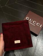 ⁦Gucci Beauty Cotton Face Towel – Burgundy⁩ - الصورة ⁦2⁩
