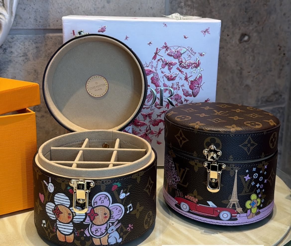 WhatsApp Image 2026-07-17 at 9.24.39 PM Louis Vuitton Vivienne Monogram Round Jewelry Case - الصورة 1