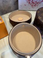 ⁦Louis Vuitton Vivienne Monogram Round Jewelry Case⁩ - الصورة ⁦2⁩