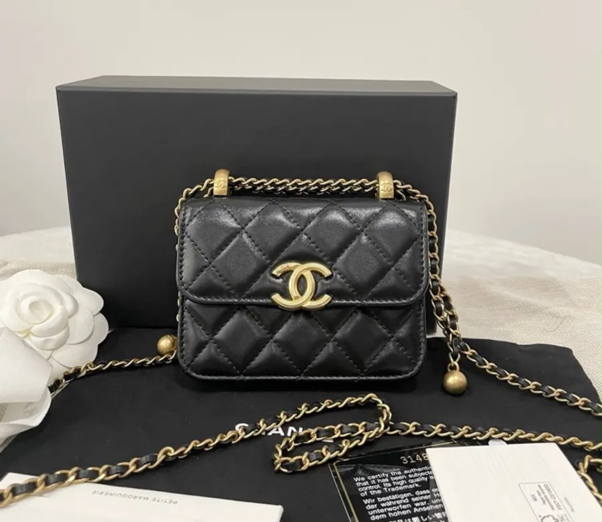 WhatsApp Image 2026-07-17 at 9.28.36 PM (1) CHANEL Classic Quilted Mini Chain Bag – Black - الصورة 1