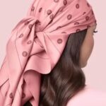 ⁦Huda Beauty Head Scarf – Pink Monogram⁩ - الصورة ⁦2⁩