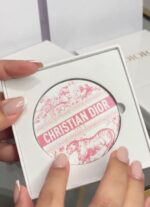 ⁦Dior Toile de Jouy Compact Mirror⁩ - الصورة ⁦4⁩