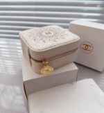 ⁦Chanel VIP Jewelry Box – White & Gold⁩ - الصورة ⁦2⁩