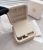 ⁦Chanel VIP Jewelry Box – White & Gold⁩ - الصورة ⁦3⁩