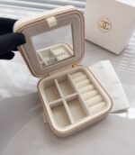 ⁦Chanel VIP Jewelry Box – White & Gold⁩ - الصورة ⁦4⁩