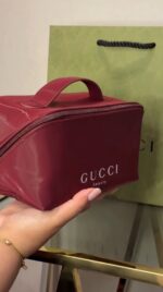⁦Gucci Beauty Burgundy Cosmetic Pouch⁩ - الصورة ⁦2⁩