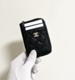 ⁦Chanel Quilted Card & Cash Holder⁩ - الصورة ⁦3⁩