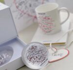 ⁦Dioramour Romantic Gift Set – Mug, Greeting Card & Notebook⁩ - الصورة ⁦5⁩