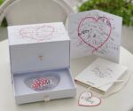 ⁦Dioramour Romantic Gift Set – Mug, Greeting Card & Notebook⁩ - الصورة ⁦6⁩