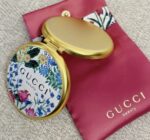 ⁦Gucci Beauty Floral Compact Mirror – Gold Tone⁩ - الصورة ⁦2⁩