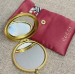 ⁦Gucci Beauty Floral Compact Mirror – Gold Tone⁩ - الصورة ⁦3⁩