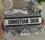 ⁦Christian Dior Plan de Paris Embroidered Pouch⁩ - الصورة ⁦2⁩