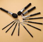 ⁦Eigshow Beauty Makeup Brush Master Light Gun Black – 12 Piece Set⁩ - الصورة ⁦5⁩