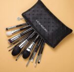 ⁦Eigshow Beauty Makeup Brush Master Light Gun Black – 12 Piece Set⁩ - الصورة ⁦6⁩