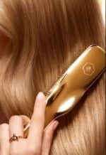 ⁦Guerlain Abeille Royale Scalp & Hair Care Brush – S.Heart.S⁩ - الصورة ⁦3⁩