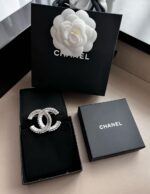 ⁦Chanel Crystal CC Brooch⁩ - الصورة ⁦2⁩