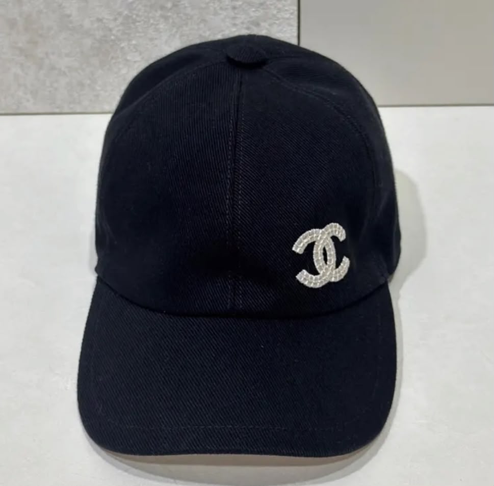 WhatsApp Image 2026-09-18 at 5.17.41 PM Chanel Pink-Lined Graffiti CC Baseball Cap - الصورة 1