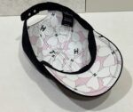 ⁦Chanel Pink-Lined Graffiti CC Baseball Cap⁩ - الصورة ⁦2⁩