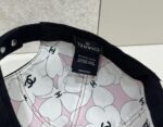 ⁦Chanel Pink-Lined Graffiti CC Baseball Cap⁩ - الصورة ⁦3⁩