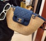 ⁦Chanel Raffia & Denim Shoulder Bag⁩ - الصورة ⁦2⁩