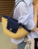 ⁦Chanel Raffia & Denim Shoulder Bag⁩ - الصورة ⁦3⁩