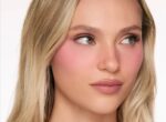 ⁦Charlotte Tilbury Airbrush Flawless Blush Blur – Loved Up⁩ - الصورة ⁦2⁩