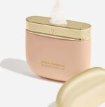⁦Dolce & Gabbana Blueberry Nutri-Tint Skin Tint – Shade 01N⁩ - الصورة ⁦2⁩